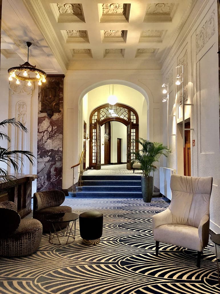 Luksuzni hotel lobby s elegantnim interijerom